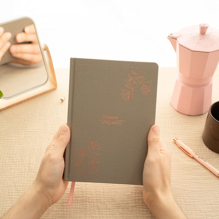 Premium Notebook A5 with 96sh of 100gr and Pen RAQUEL BECK